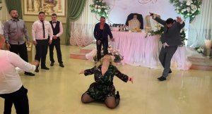 Ржачные танцы гостей на свадьбе разорвали тамаду