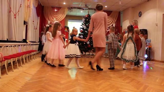 Утренник . Под Ёлкой чудеса . Хоровод вокруг ёлки . смотреть онлайн