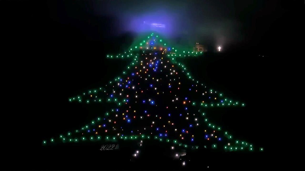 Огромными фонарями украшают самую большую елку, которая находится в Италии
