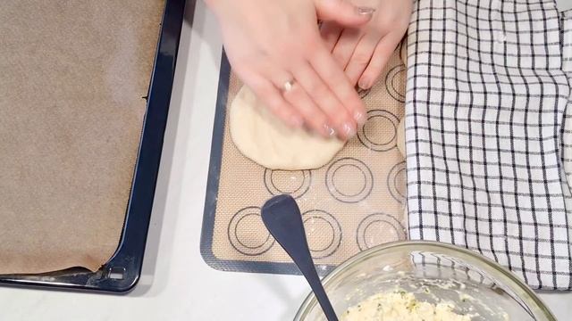 Вкусная, мягкая, пышная и сочная выпечка под сырной корочкой/ Кухня Ирины!