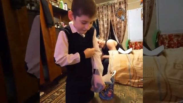 Азамат демонстрирует для фото новогодние школьные подарки // 29.12.2021 г., 10:32 смотреть онлайн