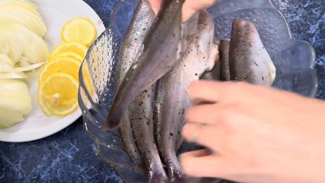 Запечённая рыба «Чехонь» в духовке с лимоном на луковой подушке