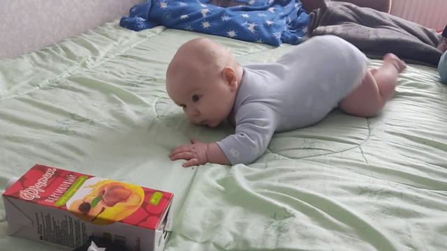 Ребенок первый раз пополз в 5,5 месяцев!!! смотреть онлайн