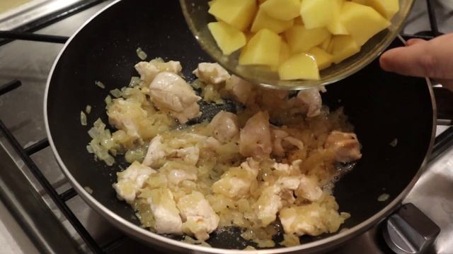 Картофель тушеный с курицей в сметанно-сливочном соусе смотреть онлайн