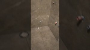 санузел под лестницей.