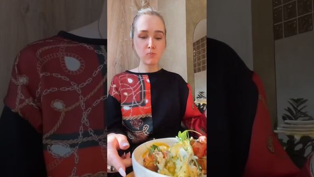 Бриошь с яйцом Бенедикт, лососем и рукколой ? #мукбанг #mukbang #russia