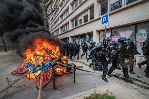 Во Франции вновь вспыхнули протесты против пенсионной реформы / События на ТВЦ