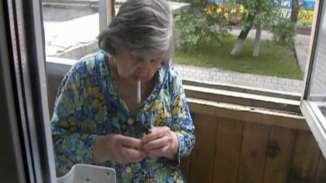 бабка курит сигарету не той стороной смотреть онлайн