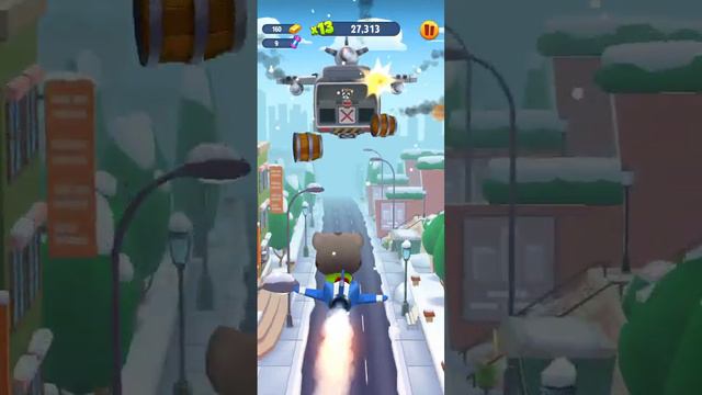 я играю в игру том за золотом котёнок бегает 👍👍👍🤩