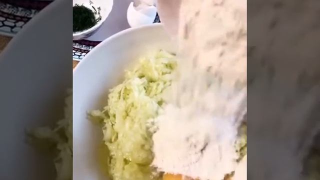 Блюда из кабачков в духовке. Драники из кабачков. Диетическое блюдо из кабачков.