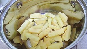 Суп с сосисками и зелёным горошком