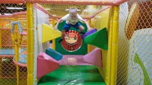Дети играют на Детской Площадке. Разные игрушки и развлечения. Children play on the playground.