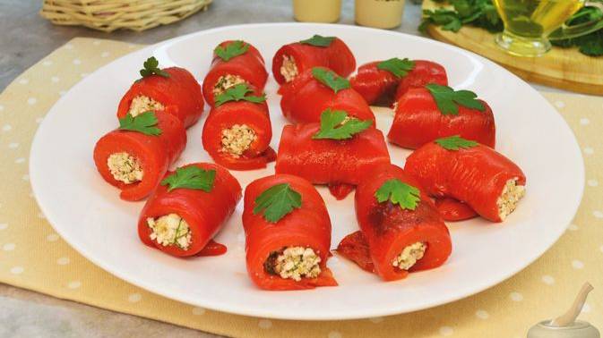И вкусно, и красиво. 
РУЛЕТИКИ ИЗ ПЕРЦА С ТВОРОГОМ И ОРЕХАМИ