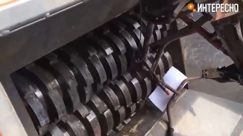 Как работает промышленный шредер. Супершредер.