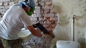 Снятие штукатурки со стен