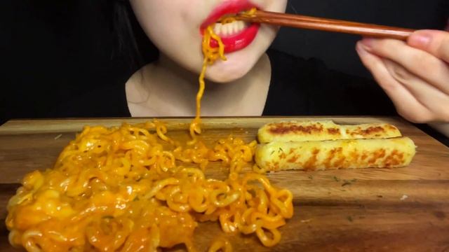 ASMR 치즈불닭볶음면 & 치즈스틱 Cheese Buldak fire noodle & Cheese Stick mukbang смотреть онлайн