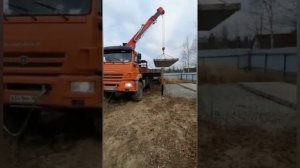 Разгрузка дорожных плит манипулятором таурус