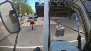 Перегораживаем площадь бетонными блоками.