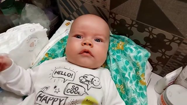 09.05.21 ? Младенцу Роберту меняют памперс. Как себя ведёт грудничок, когда ему меняют подгузник ? смотреть онлайн