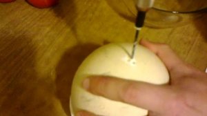 Как разбить страусиное яйцо
