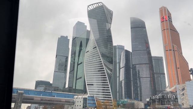 Петербуржец впервые плывет по реке Москва. Речной трамвайчик