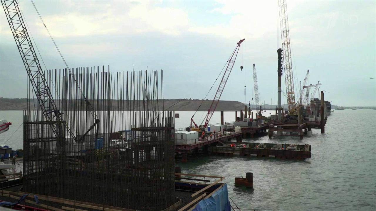 В Керченском проливе досрочно установлены все сваи для автомобильной части моста в Крым