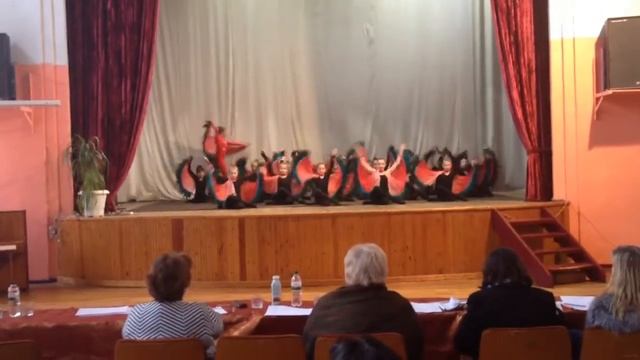 Птицы Фениксы танцуют