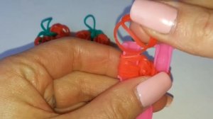 Брелок КЛУБНИЧКА из резинок на рогатке. STRAWBERRY Rainbow Loom Bands