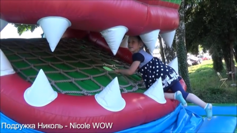 НИКОЛЬ в пасти Крокодила! ВЛОГ Идем прыгать на БАТУТЫ Весело проводим время /// Подружка Николь