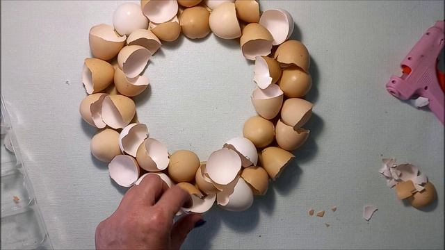 Пасхальный венок из яичной скорлупы своими руками.