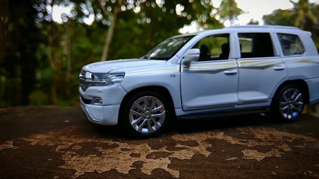 Toyota Land Cruiser V8 SUV 1:32 Scale Diecast Model Car | Land Cruiser toys | Diecast Cars
