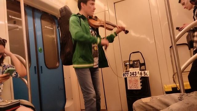 Музыка в метро: Мужчина со скрипкой в вагоне метро.