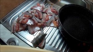 Жареный окунь на чешуе с икрой и луком