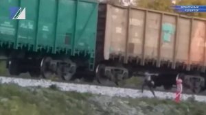 В сети появилось видео, как дети катаются между вагонами поезда