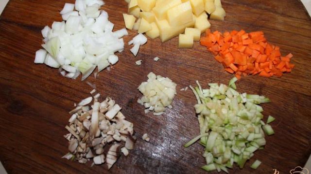 Суп с куриными крыльями и грибами