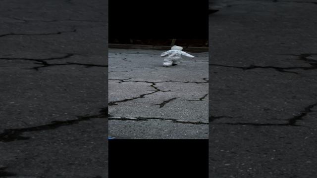 Лия во дворе на вечерней прогулке