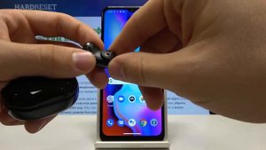 Какой стороной правильно вставлять Samsung Galaxy Buds Live в уши?
