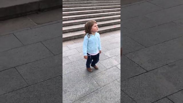 Соня танцует на Потемкинской лестнице под живой оркестр! Классическая музыка смотреть онлайн