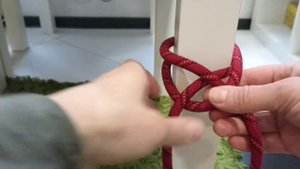 Узел "Стремя" одним концом вокруг опоры.