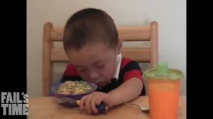 Дети забавно засыпают на ходу смешно смотреть этот прикол