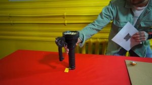 ВКЛЮЧИЛ САМЫЙ ЯРКИЙ ФОНАРИК В ЗЕРКАЛЬНОЙ КОМНАТЕ!