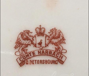 На антикварной посуде клеймо потомков царя Гороха.