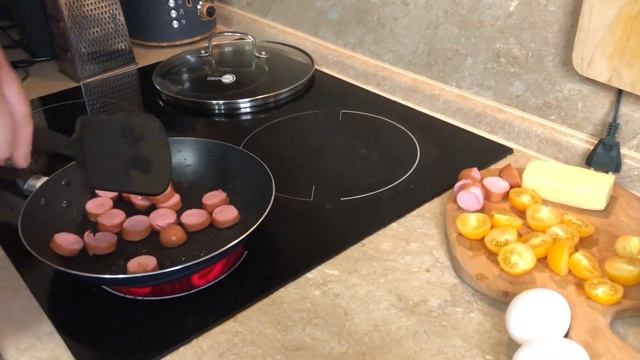 Kогда НАДОЕЛА банальная яичница. Яичница с помидорами, сосисками и сыром