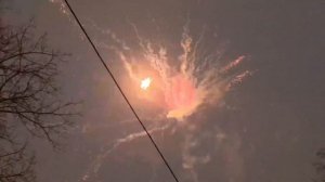 Звук небольшого рождественского фейерверка слушайте и посмотрите