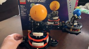 Lego Technic 42179 Planet Earth and Moon in Orbit Space set review