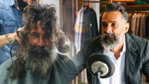 Парикмахеры подстригли бездомного и тем самым кардинально изменили его жизнь.mp4