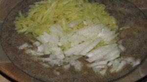 Оладьи из икры толстолобика с луком и кабачком