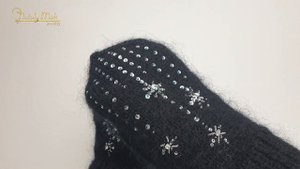 Черные варежки с вышивкой