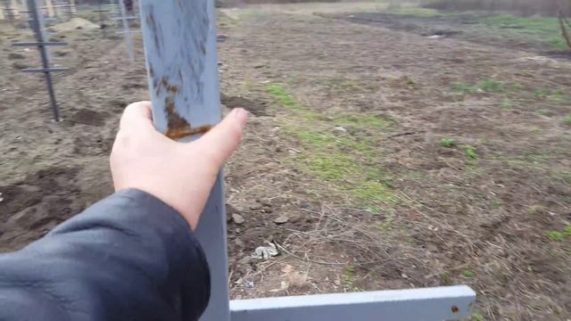 Виноград ранней весной, установка шпалер, откапываем куст после зимы. смотреть онлайн