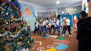 ФЛЕШМОБ в школе ! Новогодний танец, поздравление 7-А!
